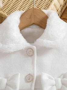 Áo khoác len dáng chữ A chất liệu vải tuyn màu trơn đính nơ 3D cho bé gái. Thiết kế màu trơn, điểm xuyết nơ 3D tinh tế trên ngực là điểm nhấn hoàn thiện, vừa thời trang vừa thanh lịch. Dáng chữ A phù hợp với nhiều vóc dáng bé gái. Dù là đi chơi hàng ngày, chơi trong công viên hay thư giãn tại nhà, chiếc áo sẽ biến bé thành nàng công chúa nhỏ xinh xắn nhất. - trắng - Xem 7