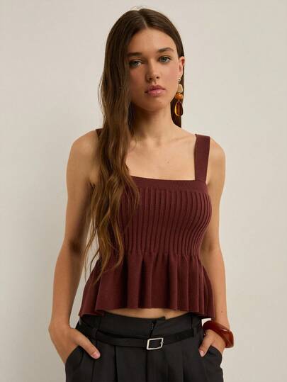 Nöista 棕色罗纹针织上衣，带荷叶边下摆。优雅的方形领口增添别致的细节，非常适合休闲时尚、优雅或正式的分层造型。