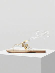 MOTF PREMIUM 女士圆头平底圆形装饰时尚人字凉鞋、沙滩和度假平底鞋 - 白色 - 查看 1