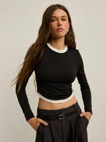 Nöista 黑色长袖T恤，白色领口和下摆，修身版型。适合秋季、办公室、休闲装、音乐会等场合穿着。 - 黑色 - 查看 4