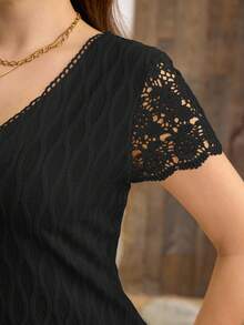 Reflora 大码女式T恤、夏季休闲上衣、优雅上衣、白色T恤、提花针织T恤、撞色蕾丝T恤 - 黑色 - 查看 3