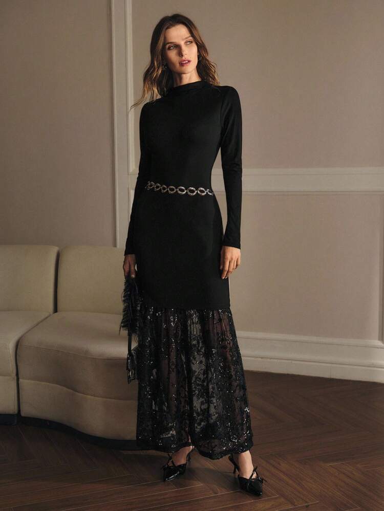 Abito aderente senza cintura con collo a lupetto, contrasto di paillettes, rete trasparente e balza sul fondo