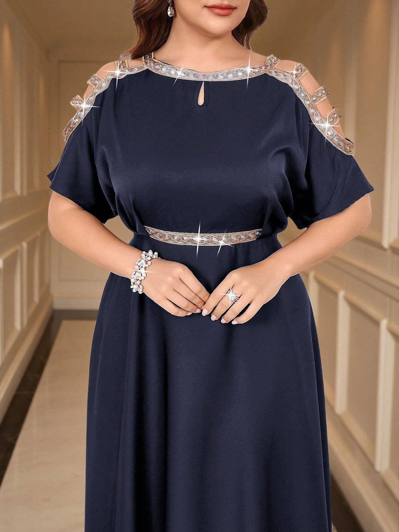 Gownix فستان طويل أنيق بياقة منحرفة للمرأة بمقاسات...