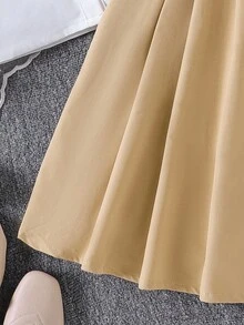 SHEIN Sparklyn Vestito da pinafore per ragazza pre-adolescente con camicia bianca a maniche lunghe, outfit casual - Cachi - Visualizzare 3