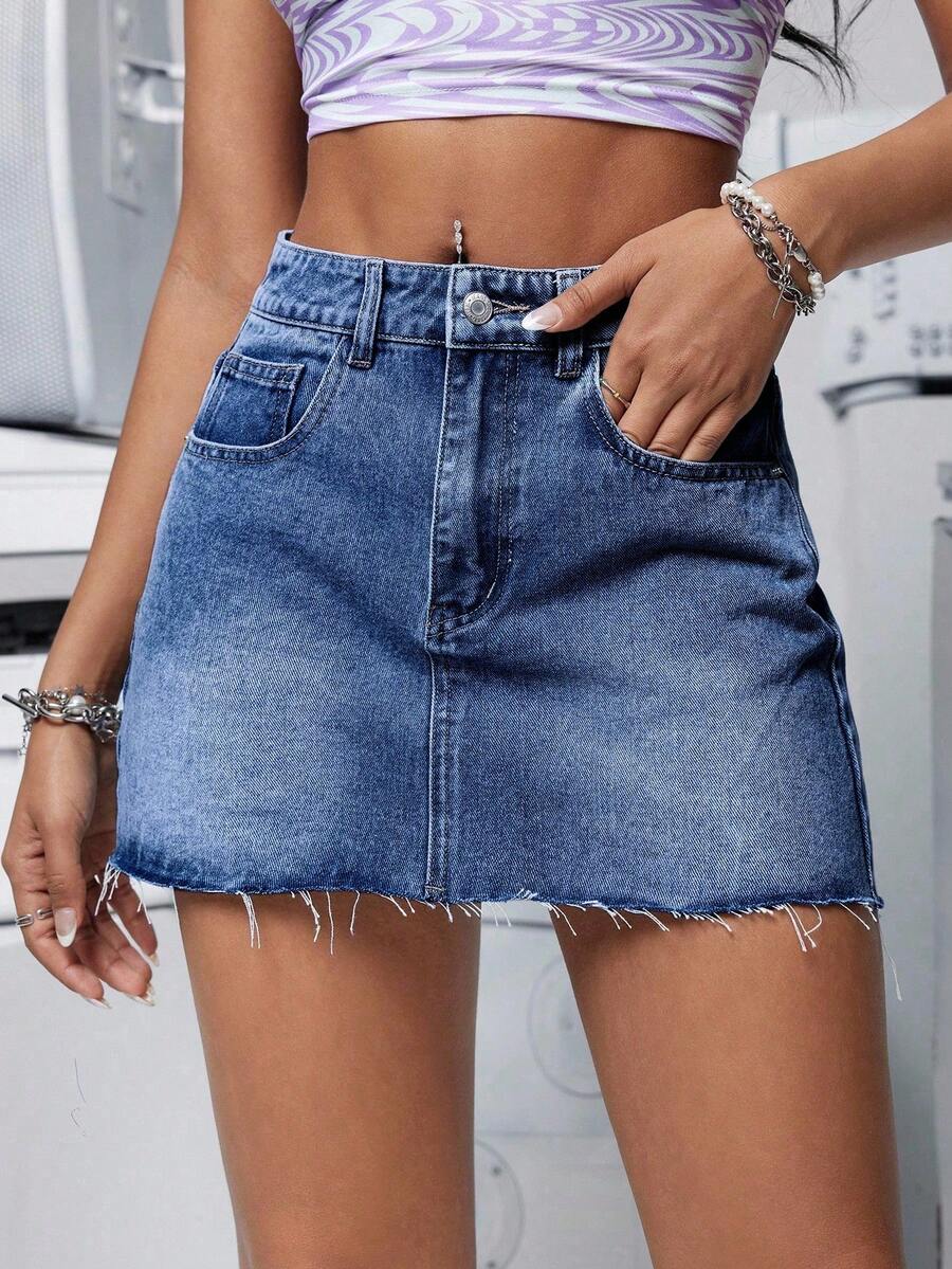 SHEIN PETITE 女式休闲牛仔迷你裙，带口袋和磨损下摆 - 藍色 - 查看 1