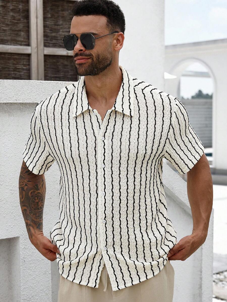 Manfinity Homme Herren Lässig Gestreiftes Kurzarmhemd in Große Größen, Sommer - Schwarz und Weiss - Übersicht 1