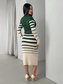 Abito a maglia a coste con colletto polo e cintura, con strisce a onda a contrasto