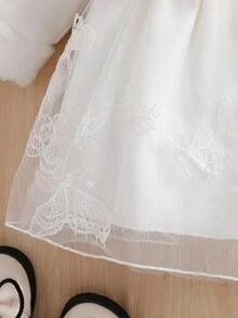 Áo khoác len dáng chữ A chất liệu vải tuyn màu trơn đính nơ 3D cho bé gái. Thiết kế màu trơn, điểm xuyết nơ 3D tinh tế trên ngực là điểm nhấn hoàn thiện, vừa thời trang vừa thanh lịch. Dáng chữ A phù hợp với nhiều vóc dáng bé gái. Dù là đi chơi hàng ngày, chơi trong công viên hay thư giãn tại nhà, chiếc áo sẽ biến bé thành nàng công chúa nhỏ xinh xắn nhất. - trắng - Xem 4