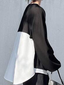 FRIFUL 女士度假面料拼布圆领宽松撞色不对称下摆短袖T恤，夏季休闲装 - 黑色 - 查看 1