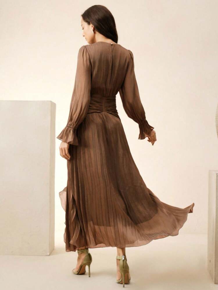 女性用ロングドレス、深緑の光沢生地、ウエストプリーツ、ダブルフリルヘム、パフスリーブ、エレガントで多用途な フォーマルドレス