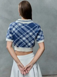 SHEIN Unity 这款毛绒针织短款上衣，尽显学院风魅力。大胆的蓝色格子图案，短袖设计，舒适的衣领，俏皮地演绎复古风格的女士运动装。搭配半身裙或运动裤，打造酷炫校园风造型。 - 彩色 - 查看 2