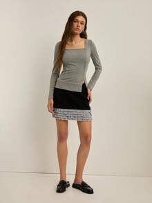 Nöista Minifalda negra para mujer con un elegante volante gris en el bajo. Una pieza versátil para looks elegantes de noche, casuales o de fiesta. Fácil de combinar con blusas blancas, blusas negras, blusas cortas o prendas formales y elegantes. Una opción con estilo y favorecedora para el día a día o para ocasiones especiales. - Azul - Ver 1