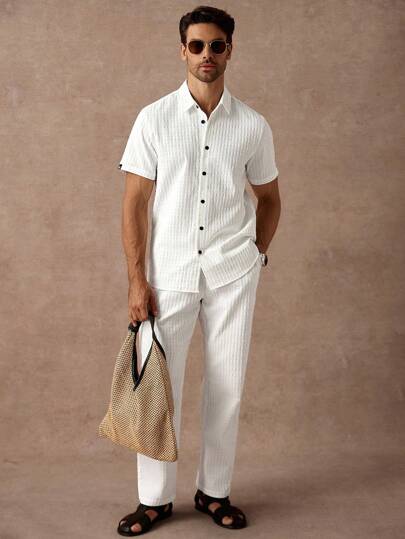 Manfinity Homme 男士纯白色常规款褶皱效果细条纹纹理面料短袖单排扣休闲衬衫套装，男士纯色短袖单排扣休闲衬衫套装，夏季，日常通勤、旅行、度假和外出的百搭单品，送给朋友的丈夫和男朋友的礼物，休闲简约风格，都市成熟风格男士白色裤子套装两件套男士亚麻套装