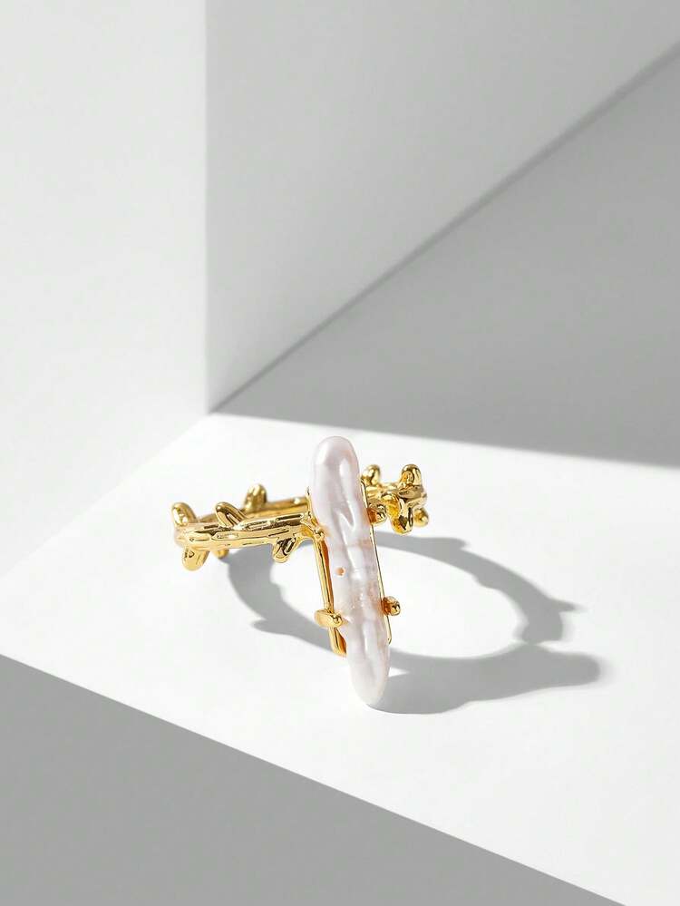 Anillo con perla natural y textura de vid enchapado en oro de 18K