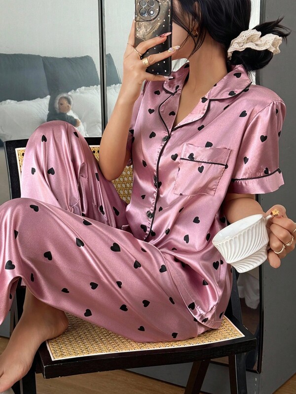 Dream Adore Pijama rosa 1 set con estampado de corazones, cuello de solapa, de seda sintética, cómodo conjunto de pijama de manga corta, conjunto de pijama de satén, conjunto de pijama de seda para mujer con estampado de corazones, conjunto de pijama de seda rosa con estampado de corazones, detalles acogedores y elegantes