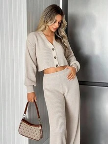 Conjunto de salón tejido para mujer - Cárdigan corto de cuello en V con botones y falda maxi de pierna ancha de cintura alta en textura de canalé suave en beige