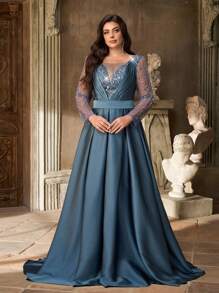 Aureia Robe longue élégante et de luxe avec manches longues transparentes, col en V profond, bleu fumé, avec décoration d'épaules pailletées. Ourlet en A avec patchwork de sequins de luxe. Convient pour les mariages, les fêtes, les événements de célébration, les tenues de soirée.