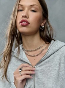 SHEIN Unity 这款长款拉链连帽连衣裙重新定义了女性运动套装。它性感迷人、功能实用，而且足够时尚，适合单独穿着。搭配厚底运动鞋和层叠链条，打造充满运动气息的日常造型。 - 灰色 - 查看 3