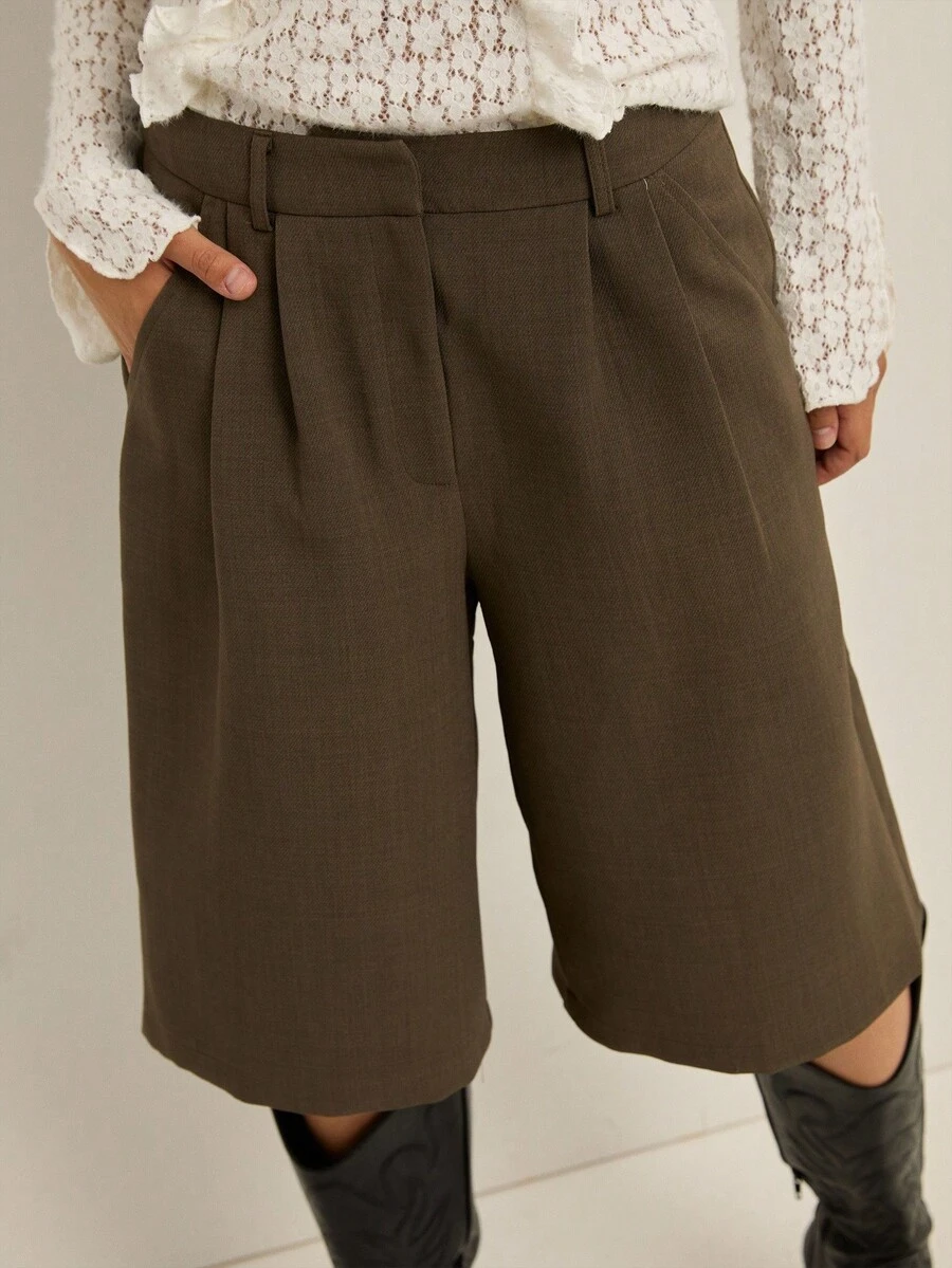 Nöista Quần short Bermuda màu xanh ô liu có túi, xếp ly. Thiết kế ôm sát, dài đến đầu gối, dáng rộng thoải mái, xếp ly phía trước. Hoàn hảo cho mùa thu, phong cách công sở thường ngày, đi học, kỳ nghỉ, đi chơi sang trọng, đám cưới, tiệc tùng, lễ hội, kỳ nghỉ hè. - xanh quân đội - Xem 1