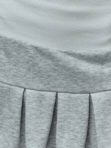SHEIN Unity Tout le plaisir d'une jupe de tennis coquette mais avec le confort de votre survêtement préféré. Cette mini-jupe plissée douce est faite d'un tissu polaire douillet - parfaite pour réussir ce look sportif pour femmes avec une touche originale. - Gris - Voir 7