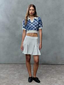 SHEIN Unity 这款毛绒针织短款上衣，尽显学院风魅力。大胆的蓝色格子图案，短袖设计，舒适的衣领，俏皮地演绎复古风格的女士运动装。搭配半身裙或运动裤，打造酷炫校园风造型。 - 彩色 - 查看 3