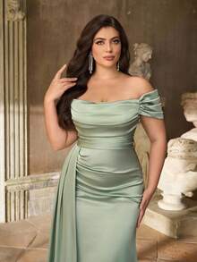 Aureia فستان وصيفة العروس ذو تصميم أنيق وبسيط باللون الأخضر، مع فتحة للكتف وخصر مطوي، من قماش الساتان الفاخر مع حافة سمكة الحورية