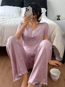 SHEIN 女士 V 领纽扣装饰心形印花针织睡衣套装粉色睡衣 返校心形睡衣套装两件套睡衣套装女士柔软睡衣套装女士睡衣套装纽扣睡衣套装 - 粉色 - 查看 5
