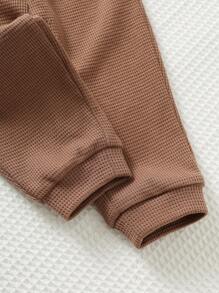 Cozy Pixies 2 件套男婴字母印花柔软针织圆领长袖连帽衫和松紧腰慢跑裤套装 - 棕色 - 查看 7