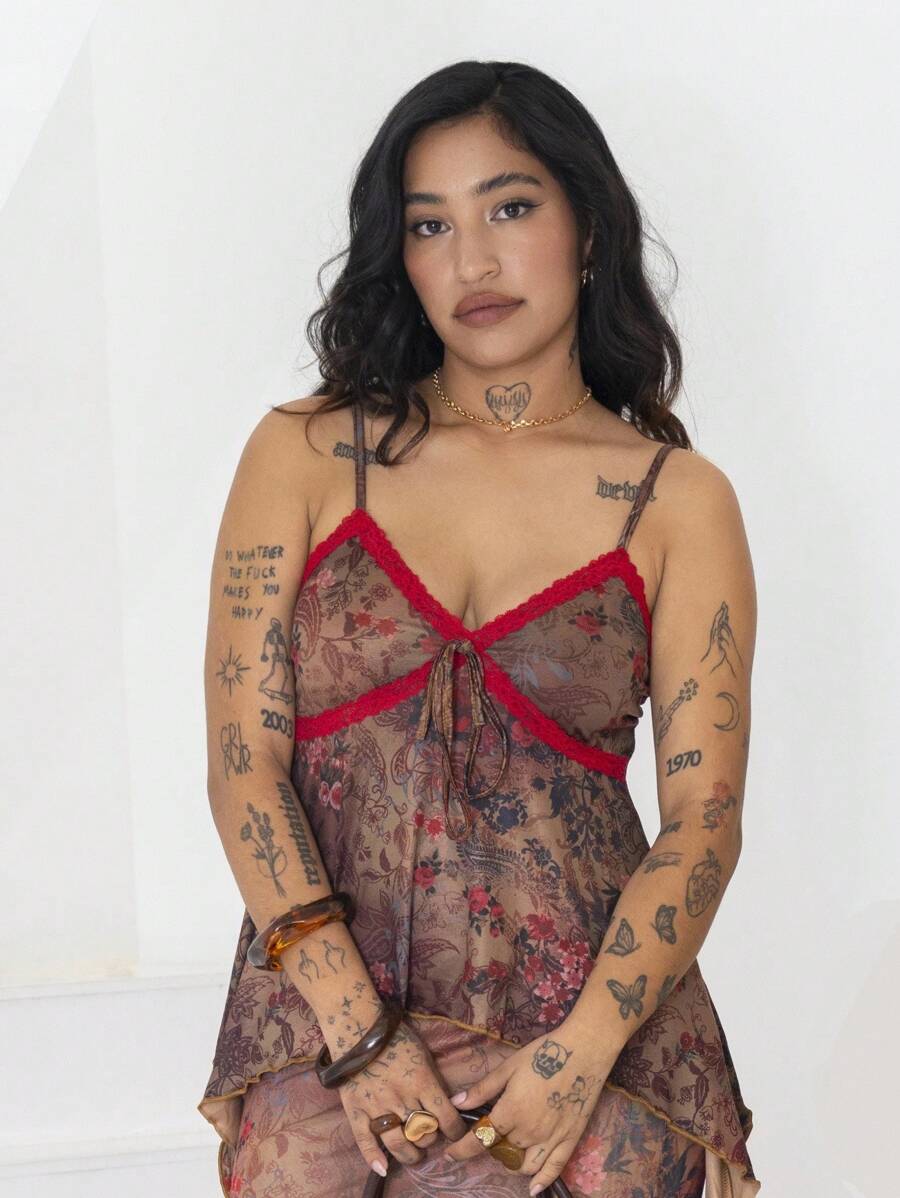 SHEIN x PRISCILA & JIMENA ROMWE PUNK Top de tirantes grunge con estampado floral con encaje en contraste - Multicolor - Ver 1