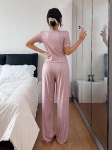 SHEIN 女士 V 领纽扣装饰心形印花针织睡衣套装粉色睡衣 返校心形睡衣套装两件套睡衣套装女士柔软睡衣套装女士睡衣套装纽扣睡衣套装 - 粉色 - 查看 2