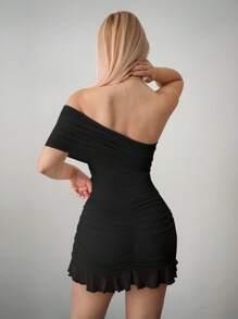 Sweetina فستان قصير أسيمتري من الشبك مع كتف مكشوف - الأسود - مشاهدة 2