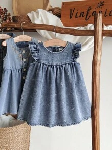 SHEIN 1 chiếc váy denim tay lỡ màu xanh nhạt tươi mát và mơ mộng cho bé gái mùa hè! Chi tiết nơ vui tươi và tay áo lửng thanh lịch làm cho chiếc váy này trở thành lựa chọn hoàn hảo cho những chuyến đi chơi, những ngày thường ở nhà hoặc các bữa tiệc, thể hiện nét quyến rũ độc đáo. - Màu xanh lam - Xem 3
