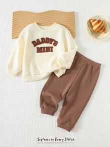Cozy Pixies 2 件套男婴字母印花柔软针织圆领长袖连帽衫和松紧腰慢跑裤套装 - 棕色 - 查看 3