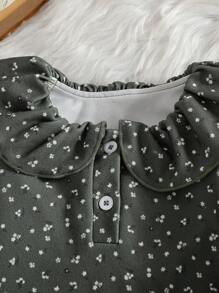 SHEIN 女宝宝碎花荷叶边领泡泡袖上衣。娃娃领和圆领设计时尚可爱。搭配泡泡袖，风格复古又时尚。无论是带宝宝出去玩，还是参加派对，这款上衣都能让您的宝宝成为众人瞩目的焦点。 - 綠色 - 查看 5