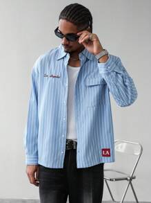 Manfinity EMRG Camicia a maniche lunghe con righe verticali e spalle cadenti, con ricamo di Los Angeles, casual autunnale per lo streetwear quotidiano e lo stile campus, regalo perfetto per il fidanzato. Camicia a righe blu, camicia azzurra con bottoni, camicia a righe con maniche lunghe da uomo, camicia stile Cityboy, stile anni 2000