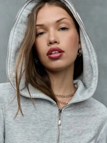 SHEIN Unity 这款长款拉链连帽连衣裙重新定义了女性运动套装。它性感迷人、功能实用，而且足够时尚，适合单独穿着。搭配厚底运动鞋和层叠链条，打造充满运动气息的日常造型。 - 灰色 - 查看 6