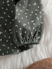 SHEIN 女宝宝碎花荷叶边领泡泡袖上衣。娃娃领和圆领设计时尚可爱。搭配泡泡袖，风格复古又时尚。无论是带宝宝出去玩，还是参加派对，这款上衣都能让您的宝宝成为众人瞩目的焦点。 - 綠色 - 查看 6