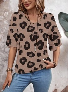 EMERY ROSE Áo thun tay ngắn cổ chữ V rộng rãi họa tiết da báo thường ngày dành cho nữ có viền nhún bèo, phù hợp cho mùa hè Áo họa tiết da báo Áo họa tiết động vật Áo sơ mi họa tiết da báo dành cho nữ Áo họa tiết da báo cho nữ Áo tay bèo nhún họa tiết da báo thường ngày dành cho nữ Áo nữ - Màu nâu Sô-cô-la - Xem 4