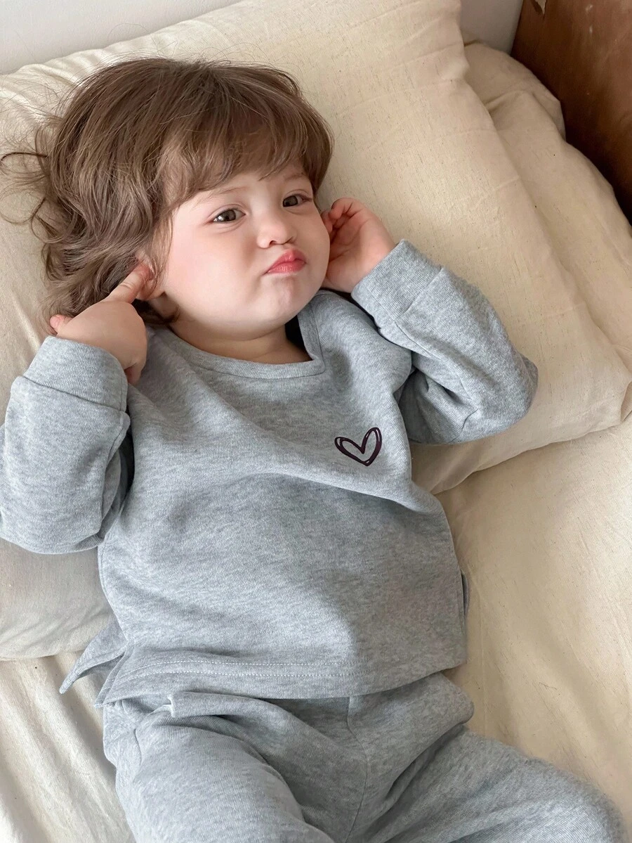 DAZY Conjunto de sudadera de cuello redondo de manga larga y pantalones con estampado de corazón lindo y cómodo para bebé niña, ropa térmica forrada para otoño e invierno - Gris - Ver 1