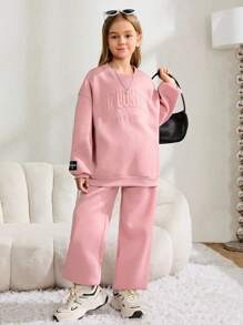 SHEIN Serisse Kids 青少年女孩宽松休闲字母压花贴片细节字母图案圆领套头衫运动衫和运动裤运动 2 件套服装 - 粉色 - 查看 4