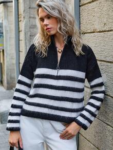 EURMUSE 带有醒目黑白波浪条纹图案的毛绒拉链领毛衣 - 黑與白 - 查看 7