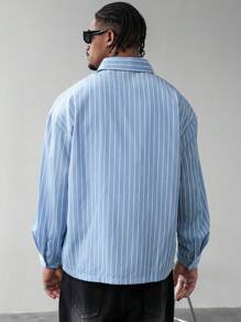 Manfinity EMRG Camicia a maniche lunghe con righe verticali e spalle cadenti, con ricamo di Los Angeles, casual autunnale per lo streetwear quotidiano e lo stile campus, regalo perfetto per il fidanzato. Camicia a righe blu, camicia azzurra con bottoni, camicia a righe con maniche lunghe da uomo, camicia stile Cityboy, stile anni 2000
