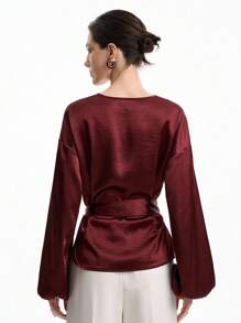 Aalyst Camisa de mujer de manga larga con cuello en V, decoración metálica y cintura ceñida, ajuste slim, minimalista y versátil, adecuada para el uso diario, otoño - Burdeos - Ver 7