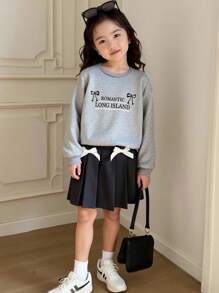 Genkimix Kids Kleine Mädchen Lässig Minimalistisches Buchstaben-Muster Rundhals Langarm Sweatshirt und hochtailliger plissierter Rock mit 3D Schleifendesign, Outfit-Set für den Schulanfang
