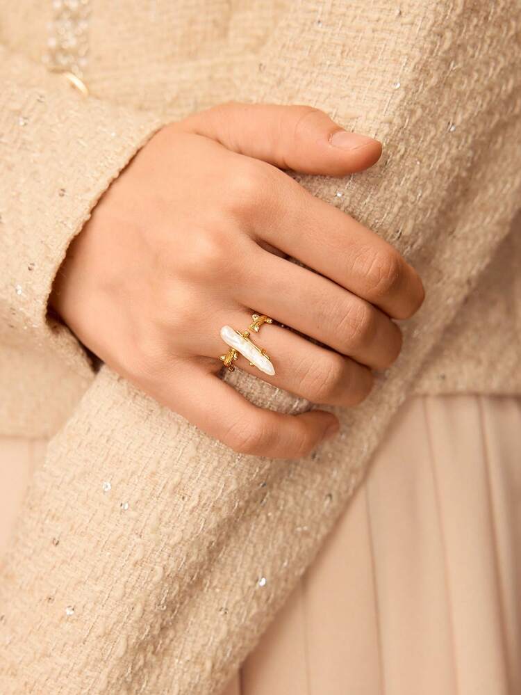 Anillo con perla natural y textura de vid enchapado en oro de 18K