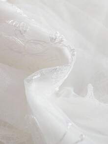 Áo khoác len dáng chữ A chất liệu vải tuyn màu trơn đính nơ 3D cho bé gái. Thiết kế màu trơn, điểm xuyết nơ 3D tinh tế trên ngực là điểm nhấn hoàn thiện, vừa thời trang vừa thanh lịch. Dáng chữ A phù hợp với nhiều vóc dáng bé gái. Dù là đi chơi hàng ngày, chơi trong công viên hay thư giãn tại nhà, chiếc áo sẽ biến bé thành nàng công chúa nhỏ xinh xắn nhất. - trắng - Xem 6