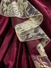 SHEIN MOD Conjunto de talla grande vintage: Corpiño de encaje dorado con contraste de flores 3D en rojo, combinado con falda midi de terciopelo borgoña con abertura, volantes y cintura alta. Romántico y elegante para bodas, graduaciones, fiestas y ocasiones formales. - Dorado - Ver 4