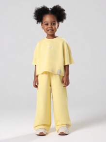 SUMWON Set de două piese de vară pentru fete tinere, bluză de trening galbenă cu pantaloni largi, cu imprimeu de logo-ul mărcii, ținută casual de zi cu zi, 4-7 ani - Galben - Vizualizare 2
