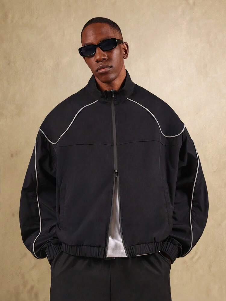 Chaqueta deportiva con ribetes reflectantes y cuello alto