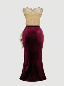 SHEIN MOD Conjunto de talla grande vintage: Corpiño de encaje dorado con contraste de flores 3D en rojo, combinado con falda midi de terciopelo borgoña con abertura, volantes y cintura alta. Romántico y elegante para bodas, graduaciones, fiestas y ocasiones formales. - Dorado - Ver 2